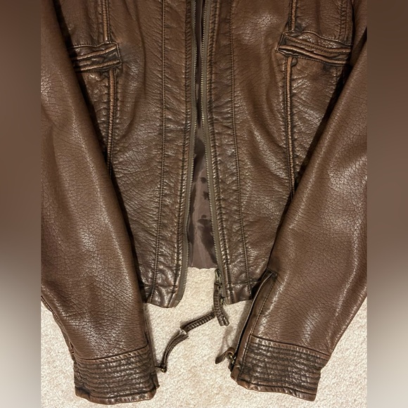 Max Studio - brown faux vegan leather fitted jacket - Medium - Picture 3 of 5